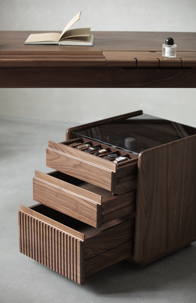 Furniture designer Ren Mengying，