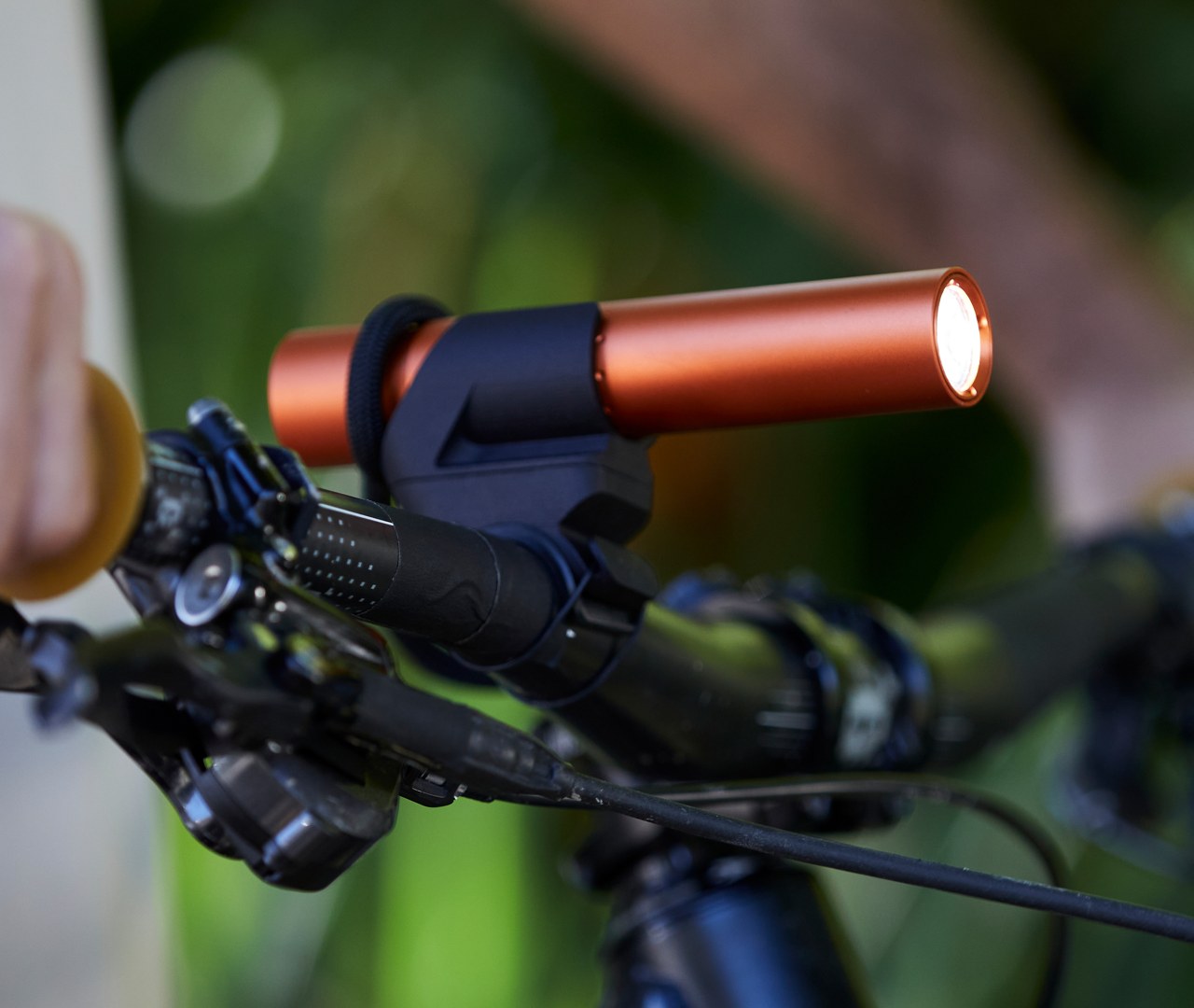 Flashlight，magnetic，Internal mobile power supply，