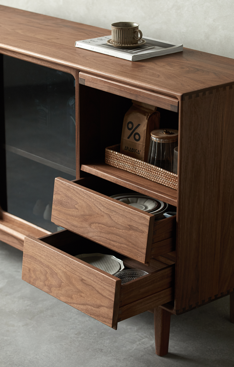 Furniture designer Ren Mengying，