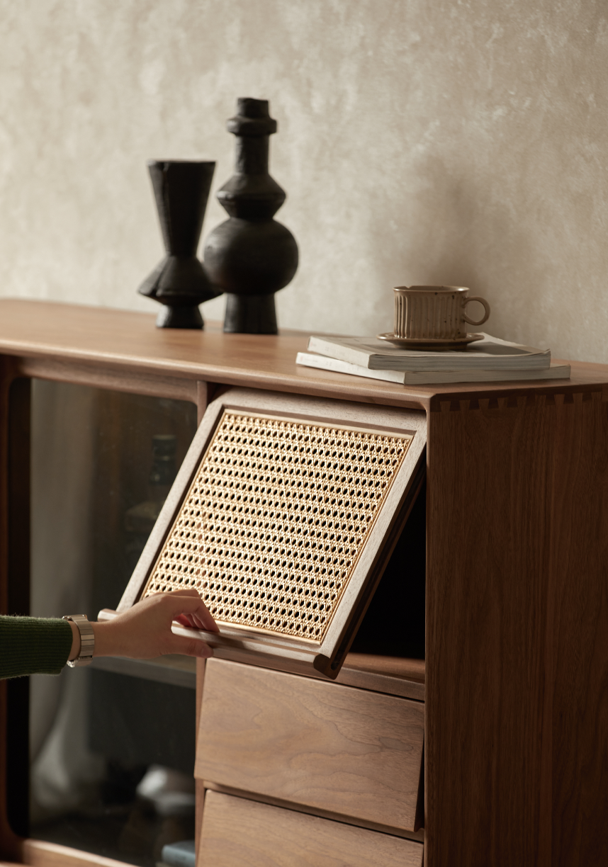 Furniture designer Ren Mengying，