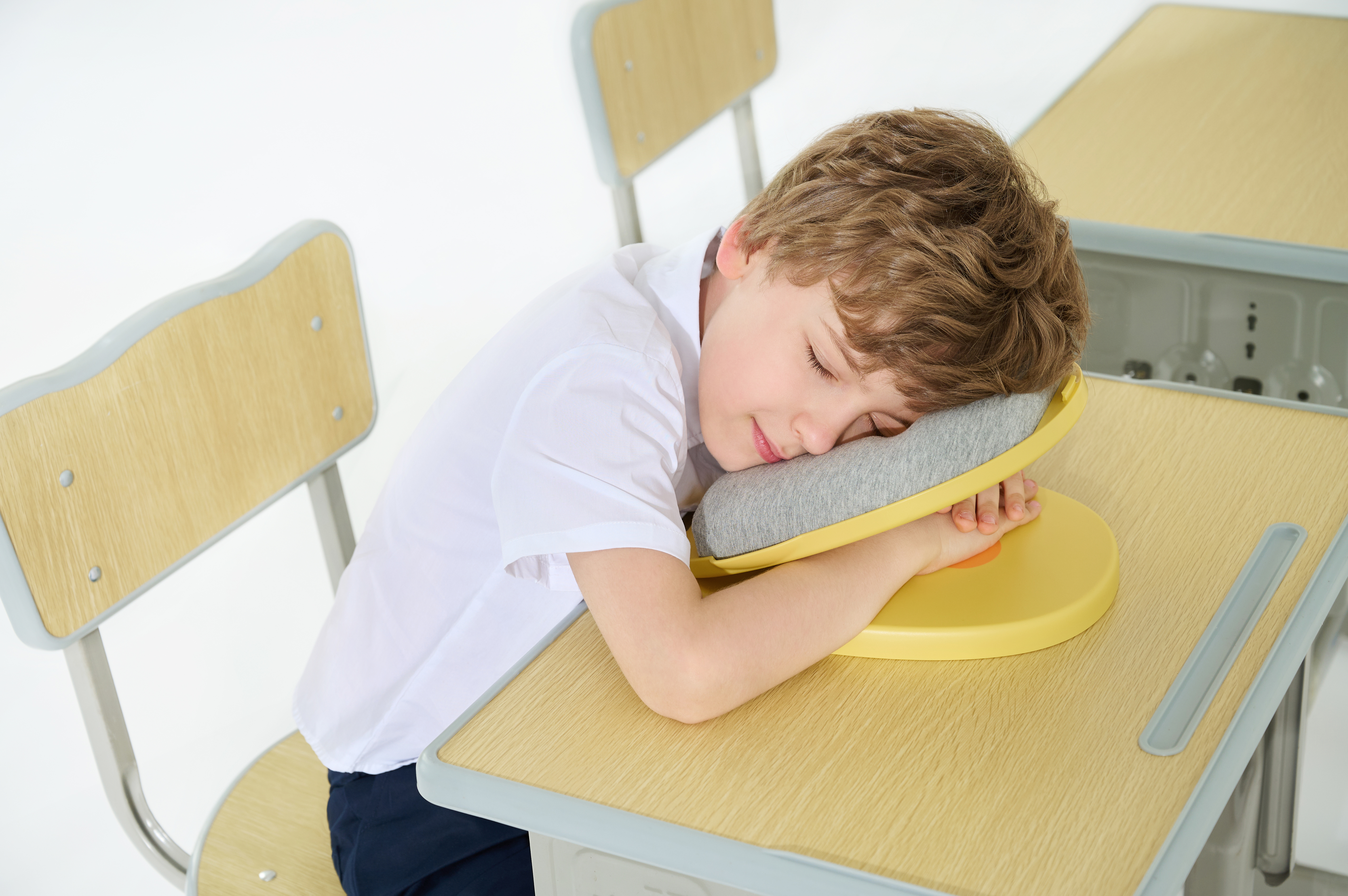 industrial design，Product appearance design，Children's nap pillow，Lunch break artifact，Penguin children's nap pillow，