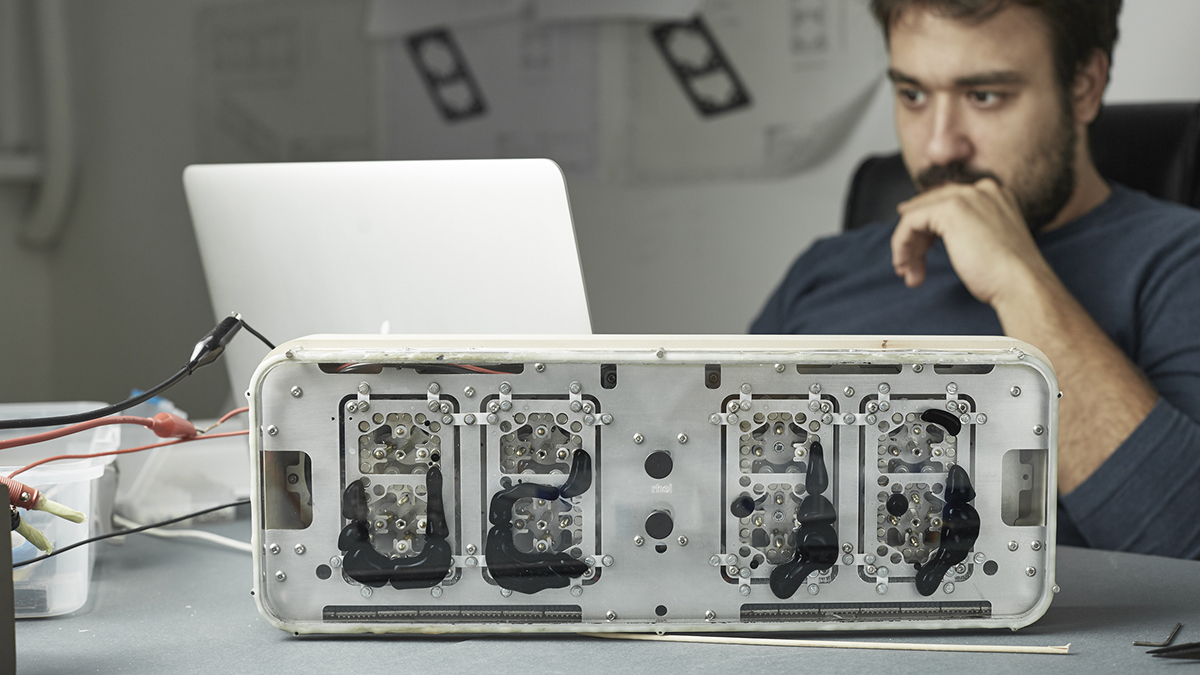 alarm clock，fluid，handsome guy，