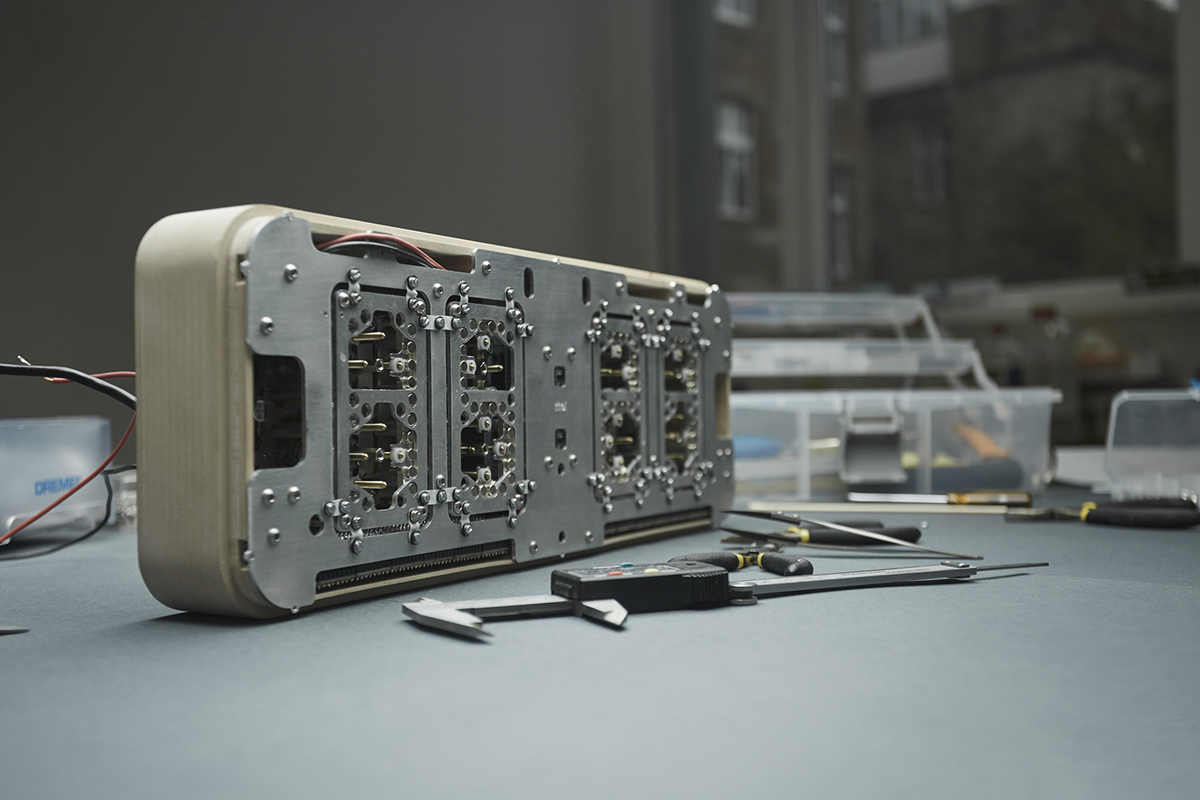 alarm clock，fluid，handsome guy，