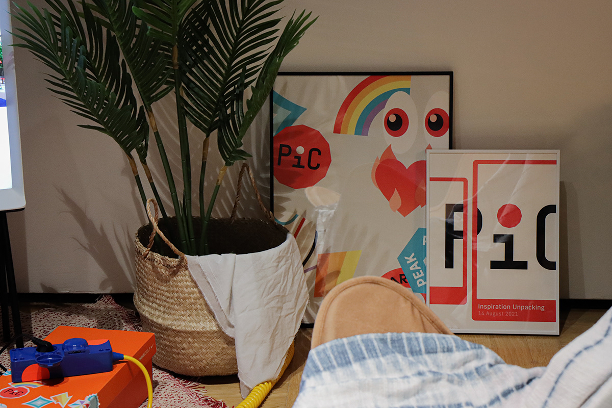 originality，interactive，Red and white，