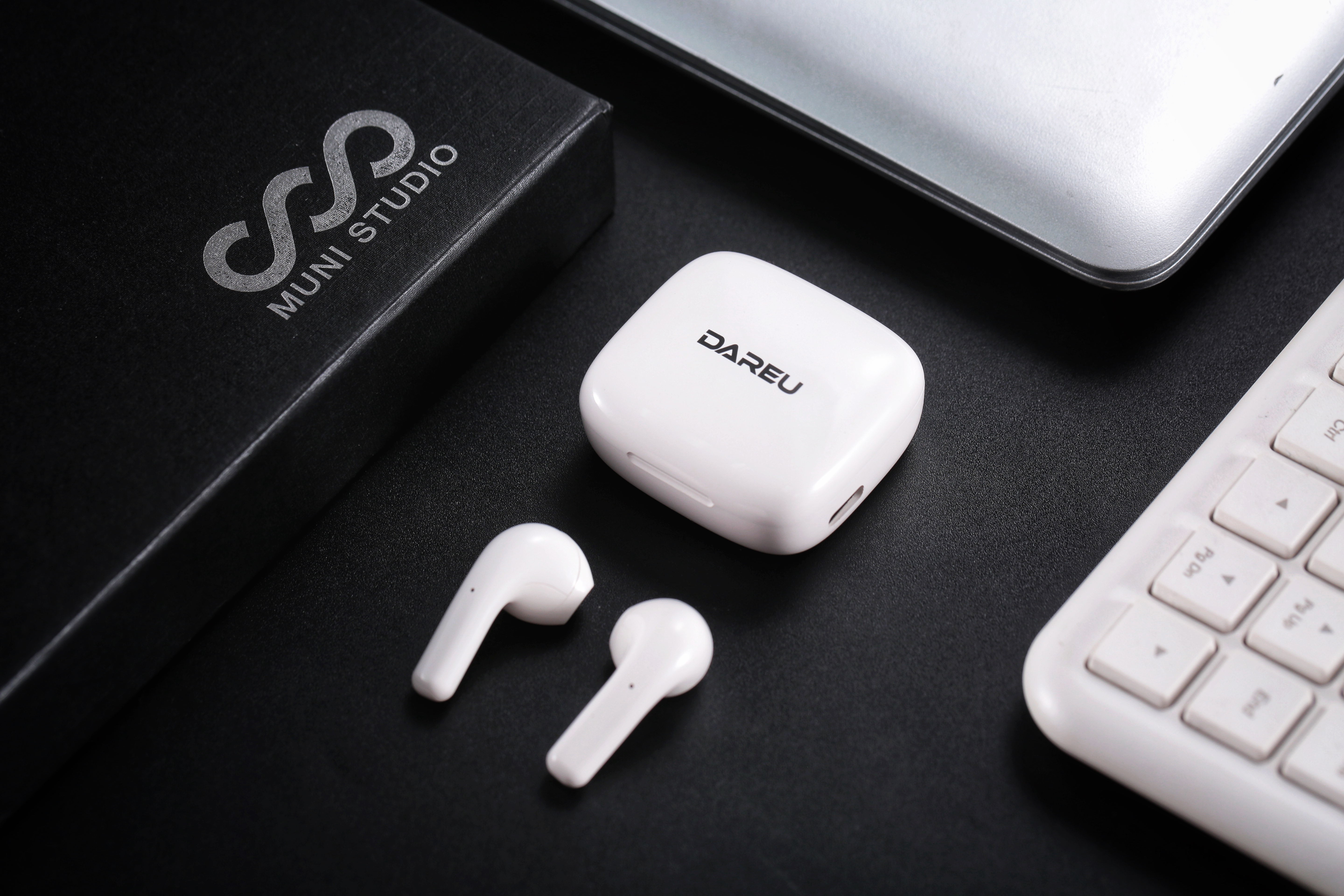 Daryou, TWS headset, semi in ear，