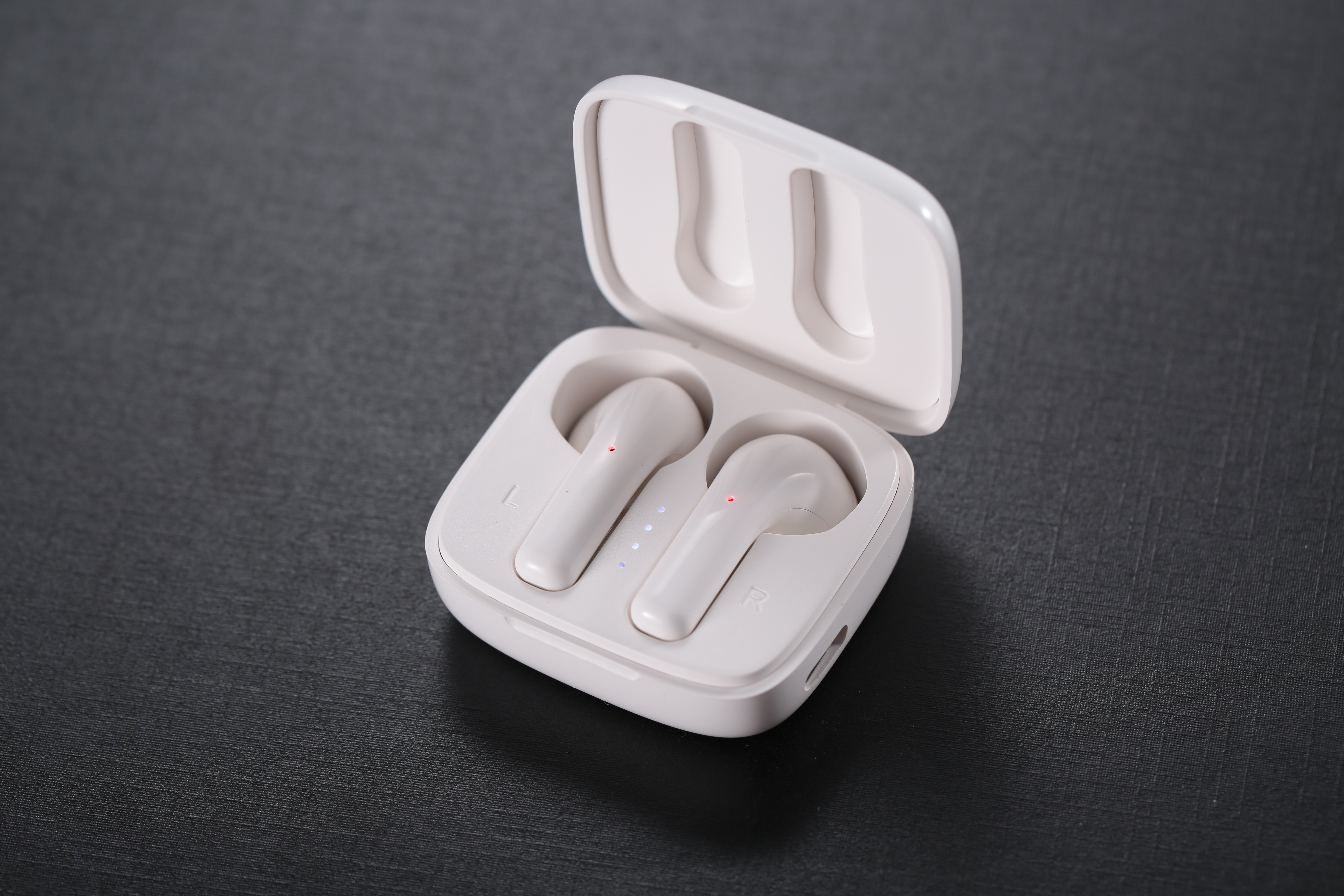 Daryou, TWS headset, semi in ear，