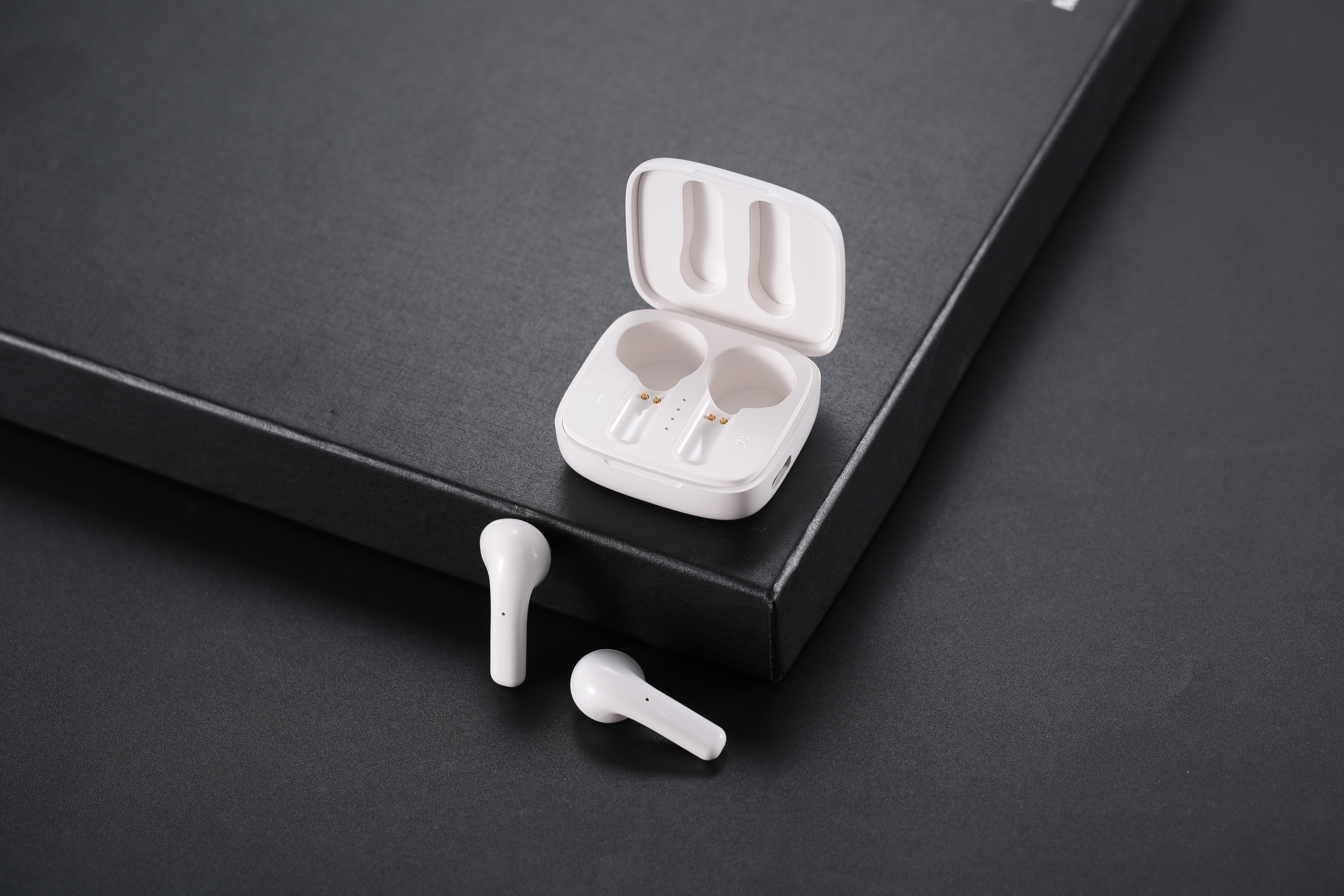 Daryou, TWS headset, semi in ear，