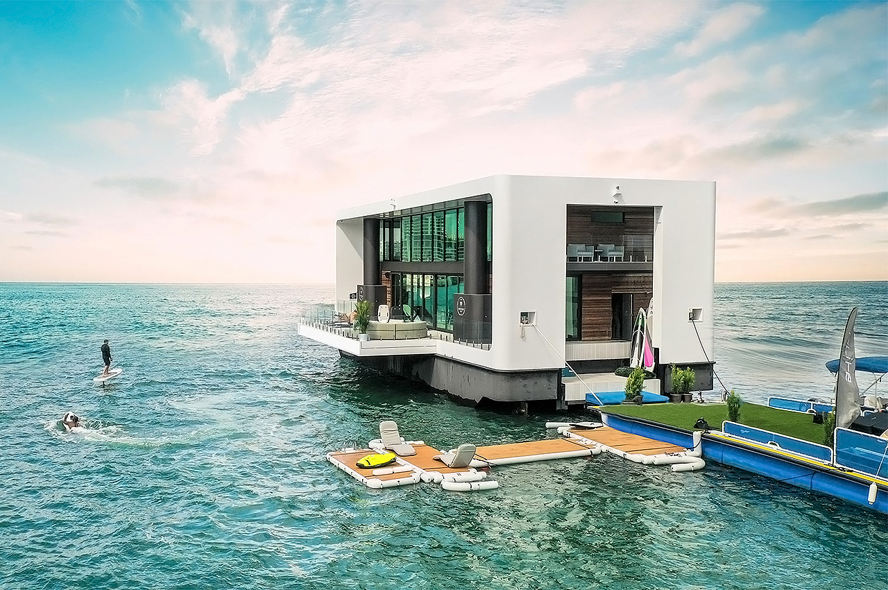 solar energy，yacht，at sea，
