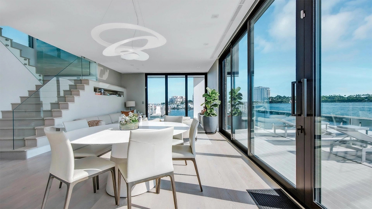 solar energy，yacht，at sea，