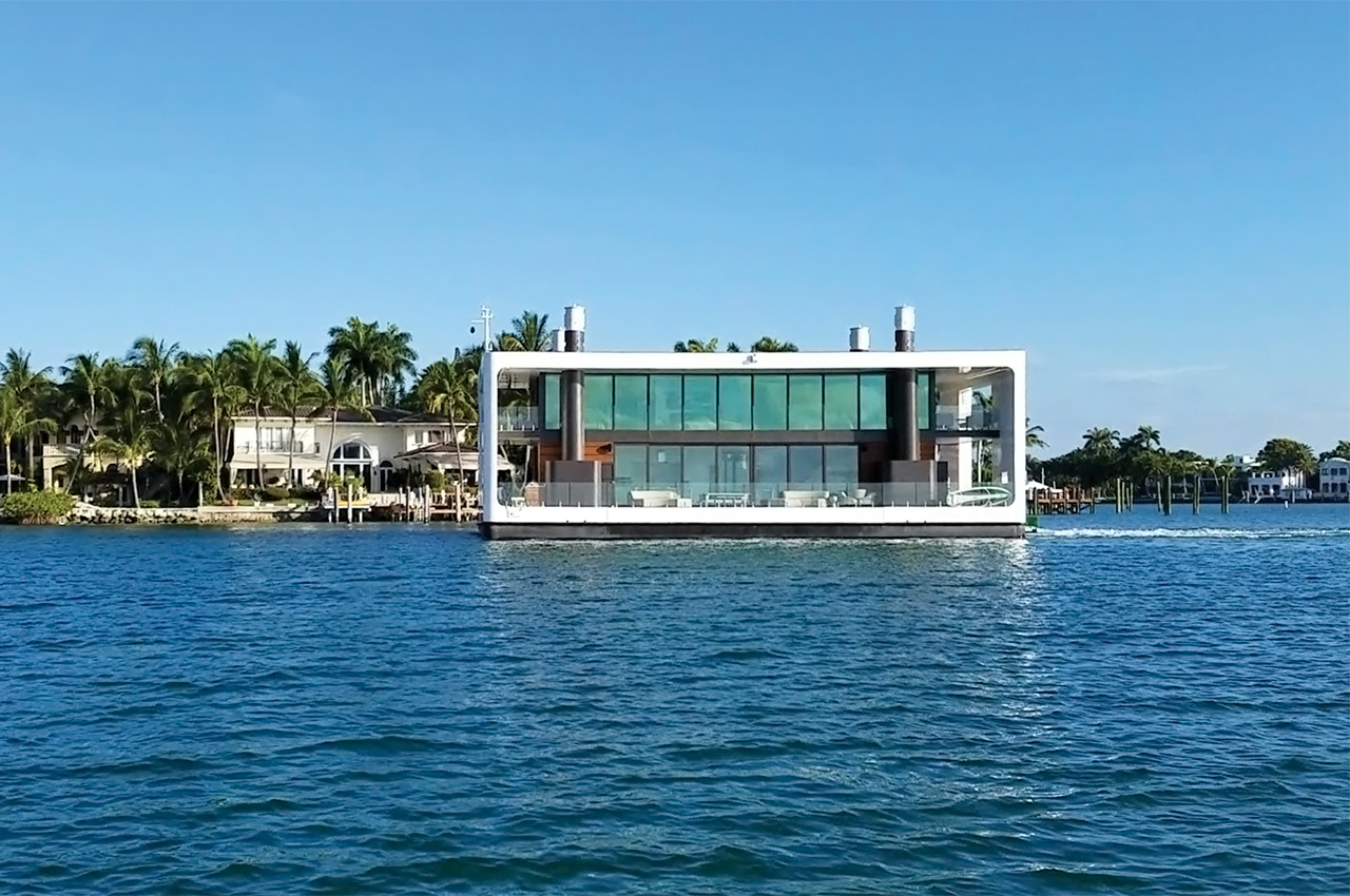 solar energy，yacht，at sea，