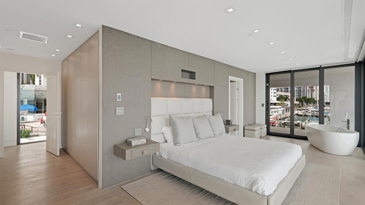 solar energy，yacht，at sea，