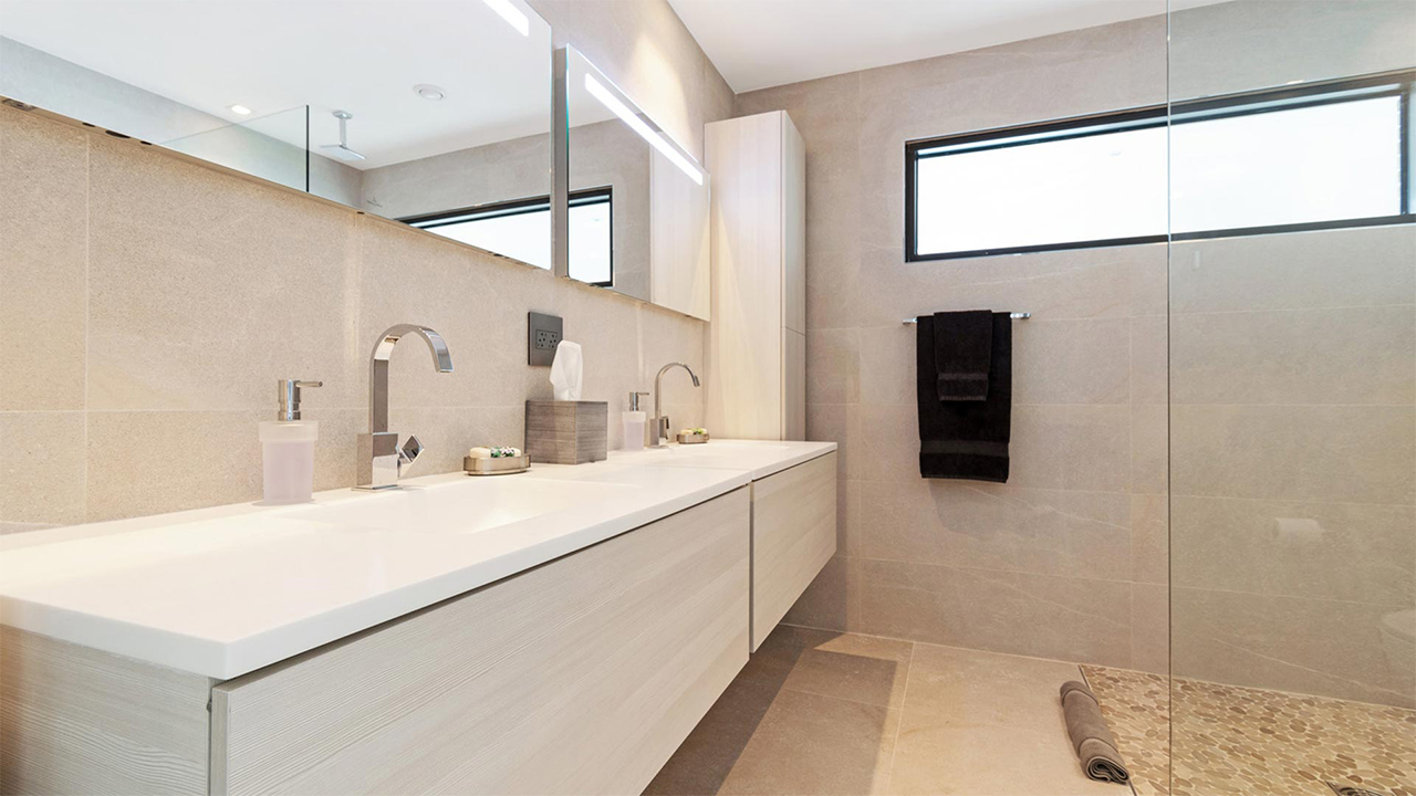 solar energy，yacht，at sea，