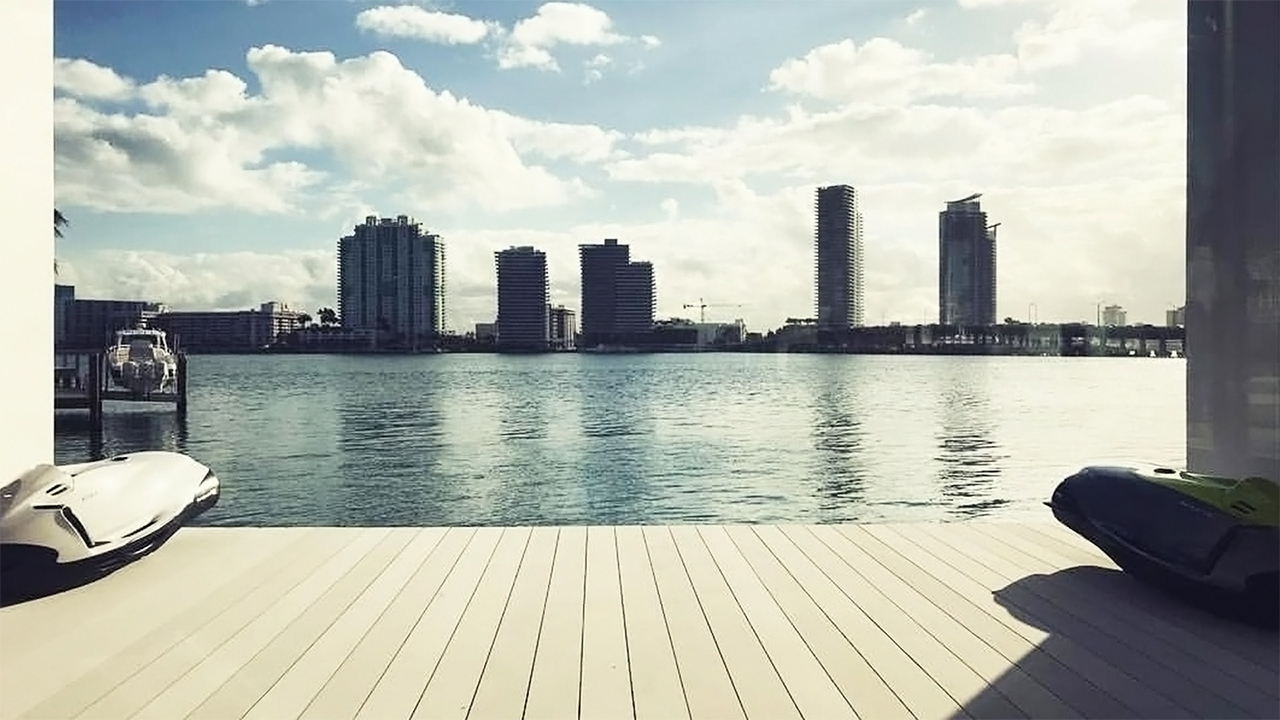 solar energy，yacht，at sea，