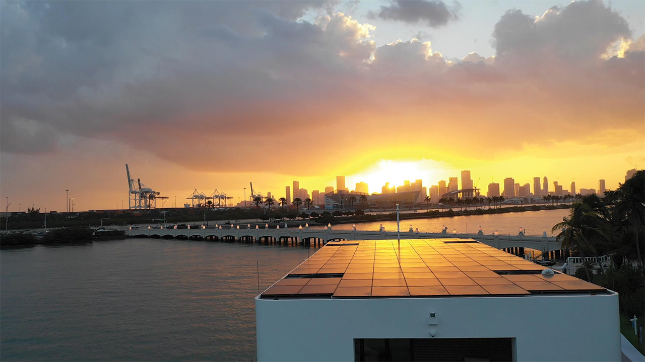 solar energy，yacht，at sea，