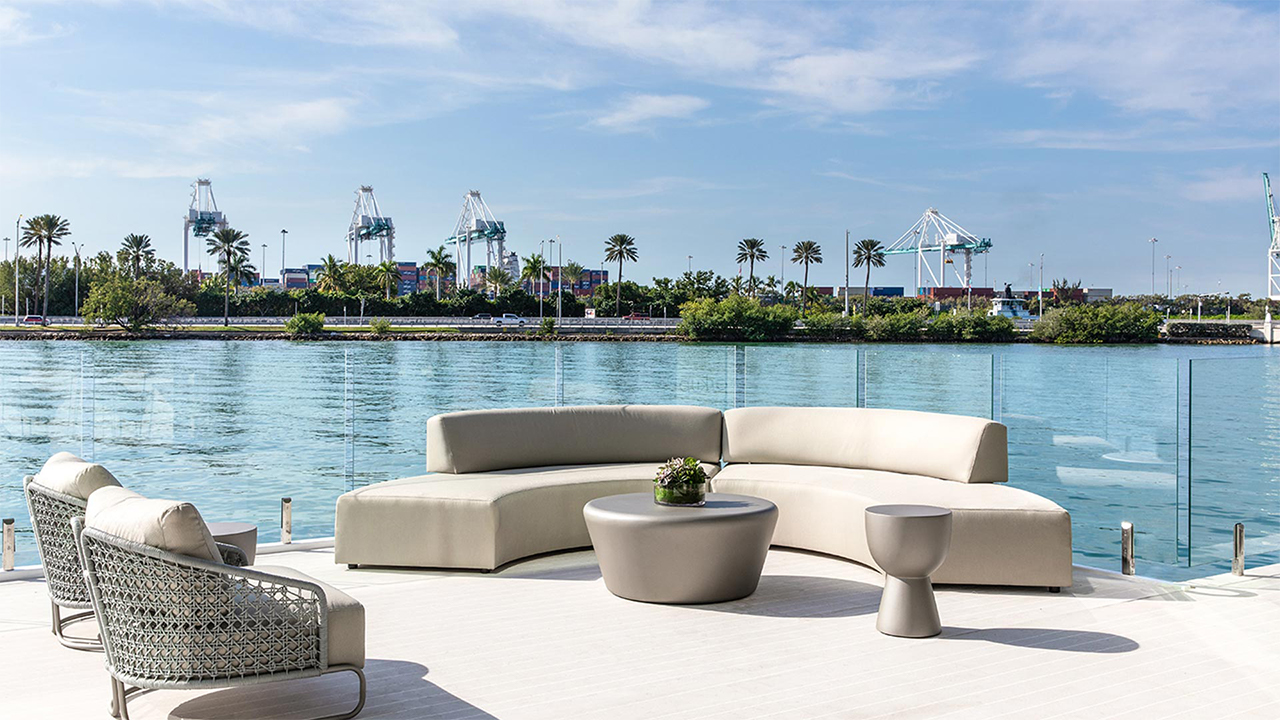 solar energy，yacht，at sea，