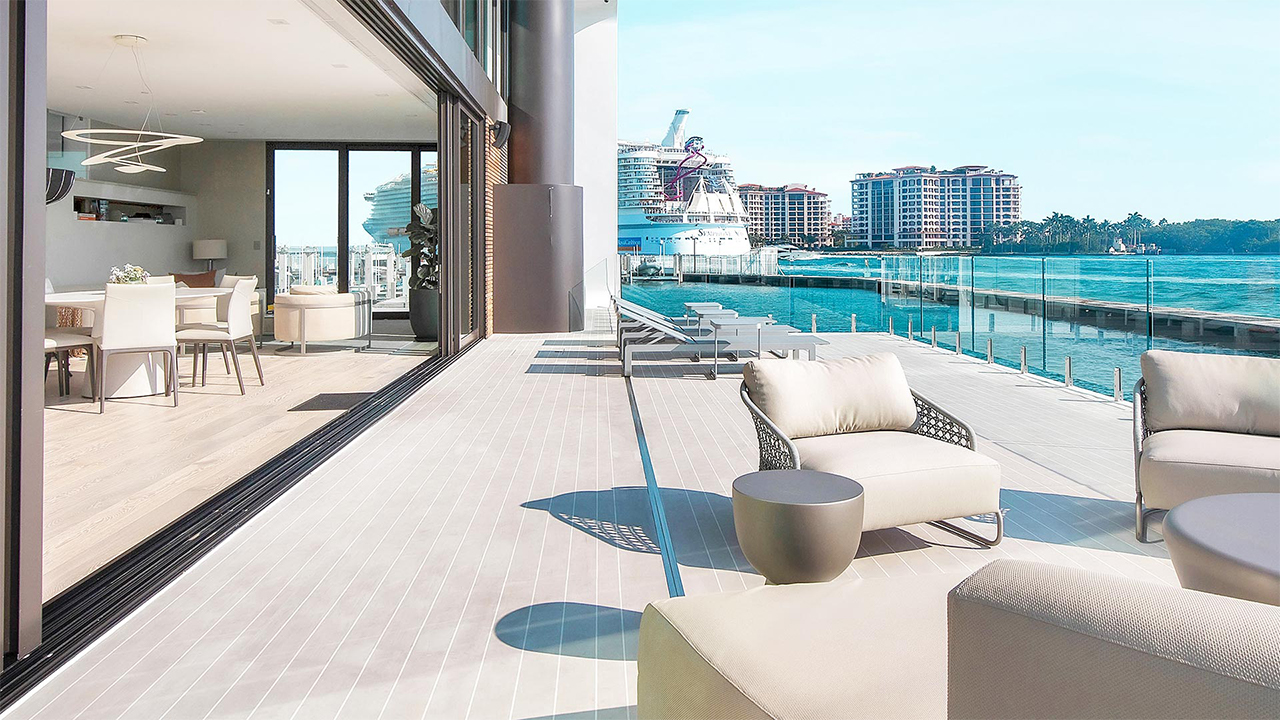 solar energy，yacht，at sea，