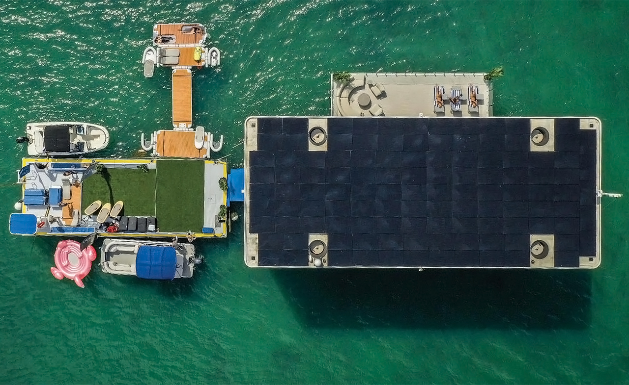 solar energy，yacht，at sea，