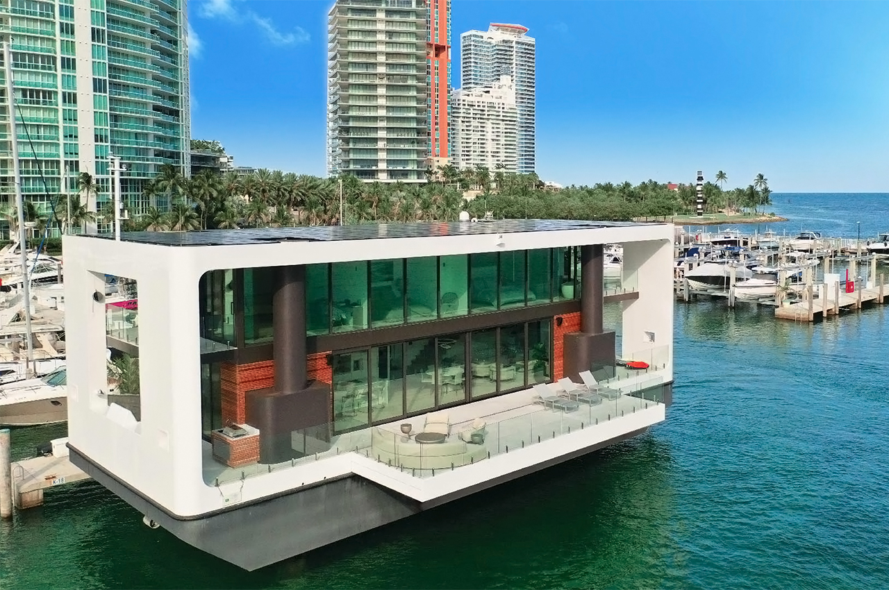 solar energy，yacht，at sea，