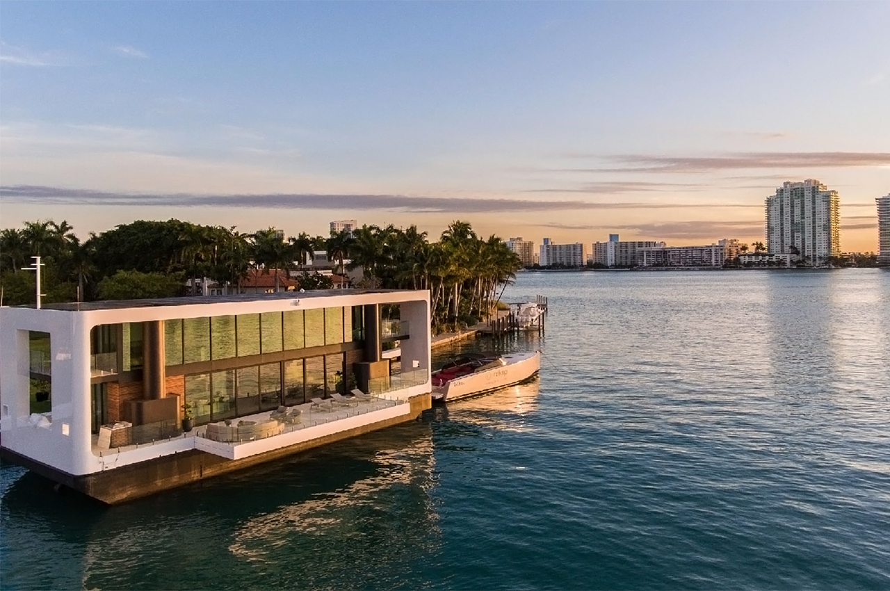 solar energy，yacht，at sea，