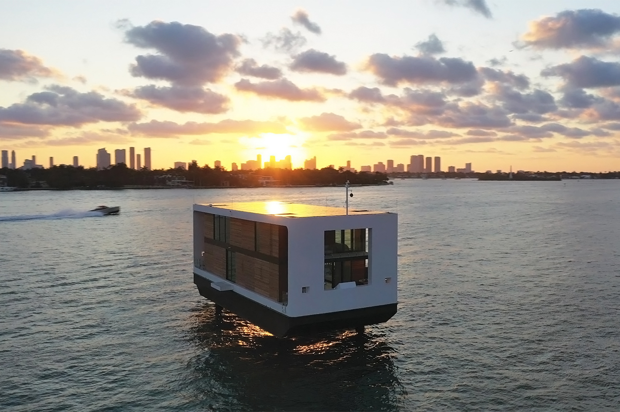 solar energy，yacht，at sea，