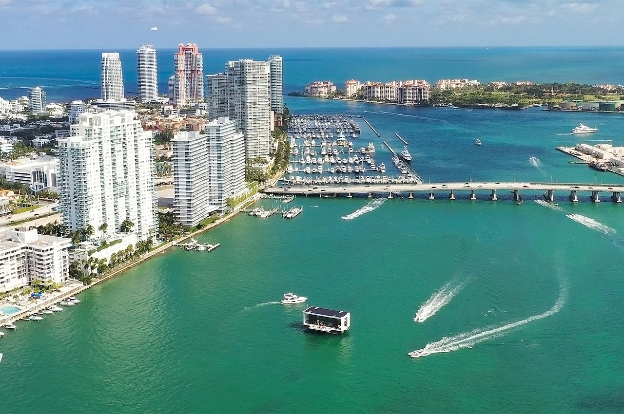 solar energy，yacht，at sea，