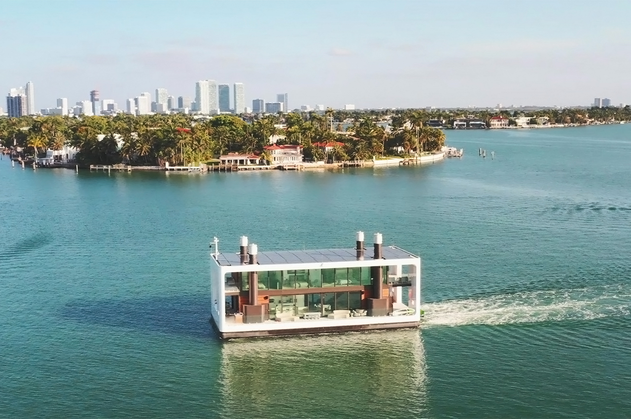 solar energy，yacht，at sea，
