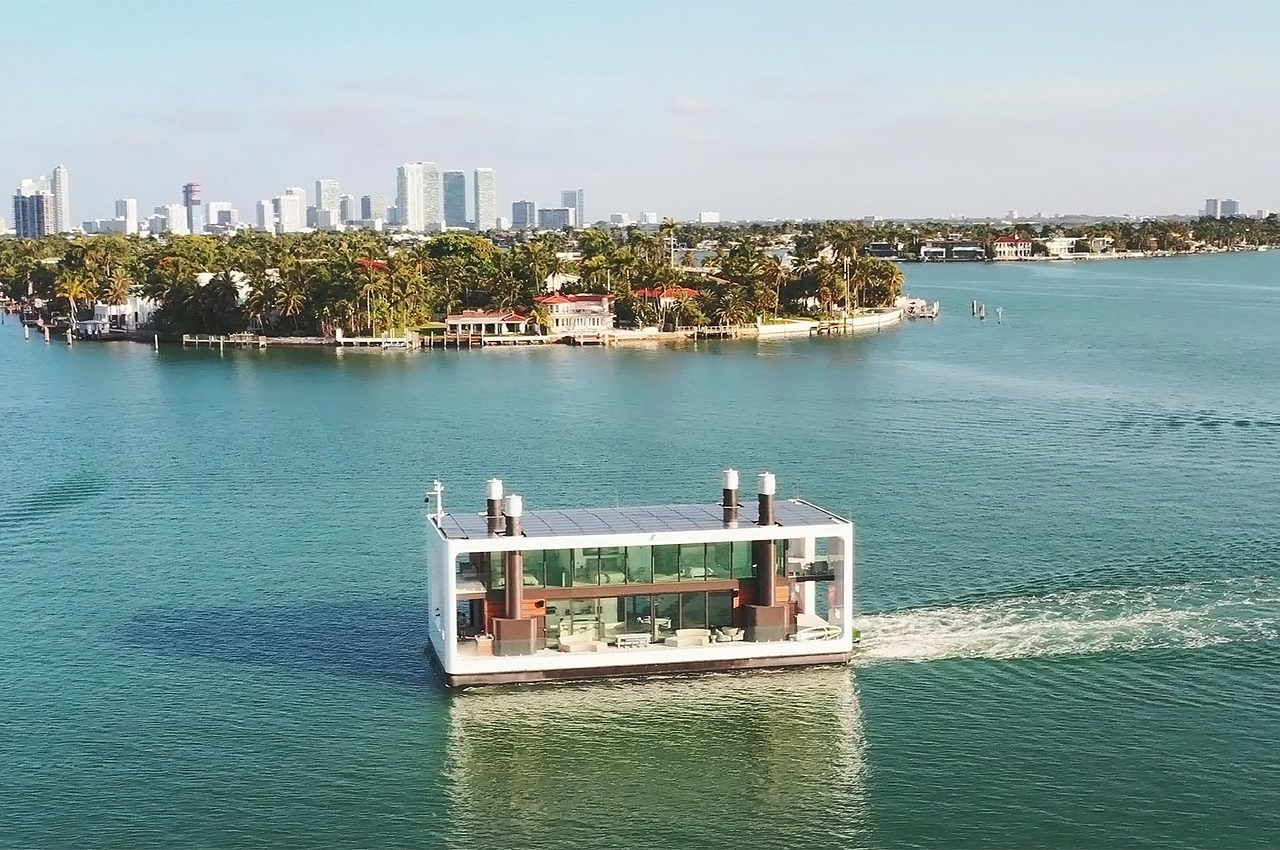 solar energy，yacht，at sea，