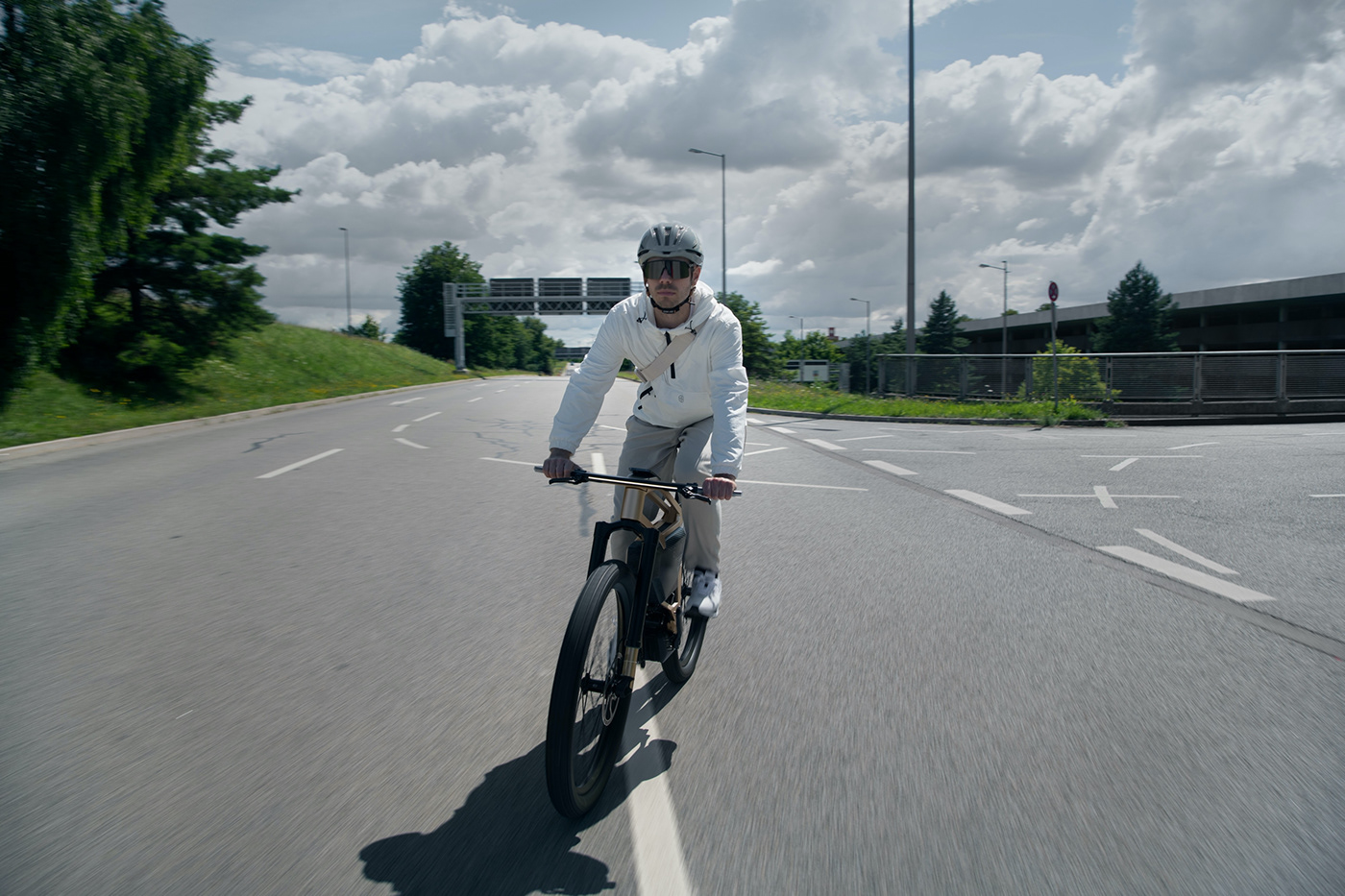 bmw，High speed electric bicycle，white，