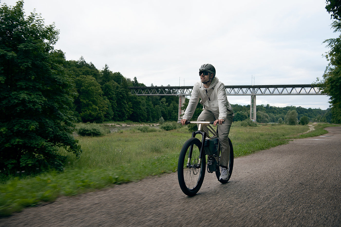 bmw，High speed electric bicycle，white，