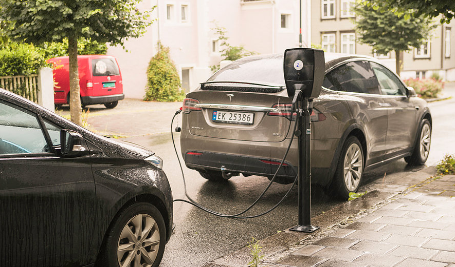 Electric vehicle，charge，black，outdoor，