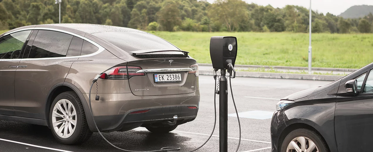 Electric vehicle，charge，black，outdoor，