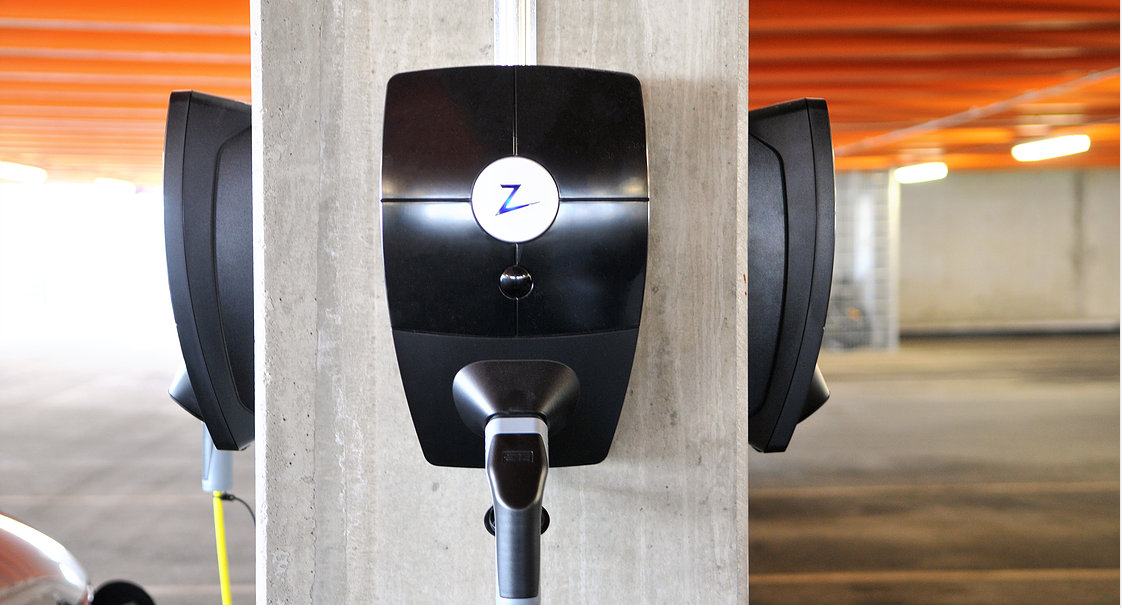 Electric vehicle，charge，black，outdoor，