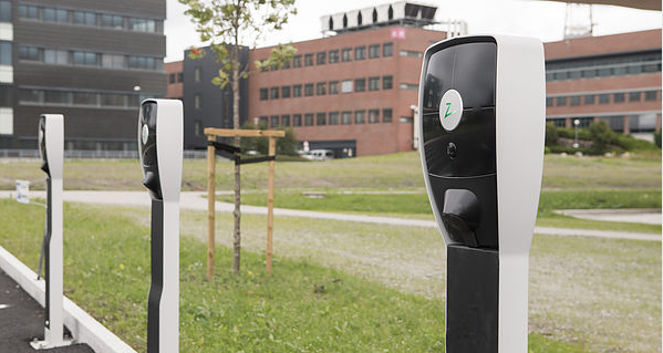 Electric vehicle，charge，black，outdoor，