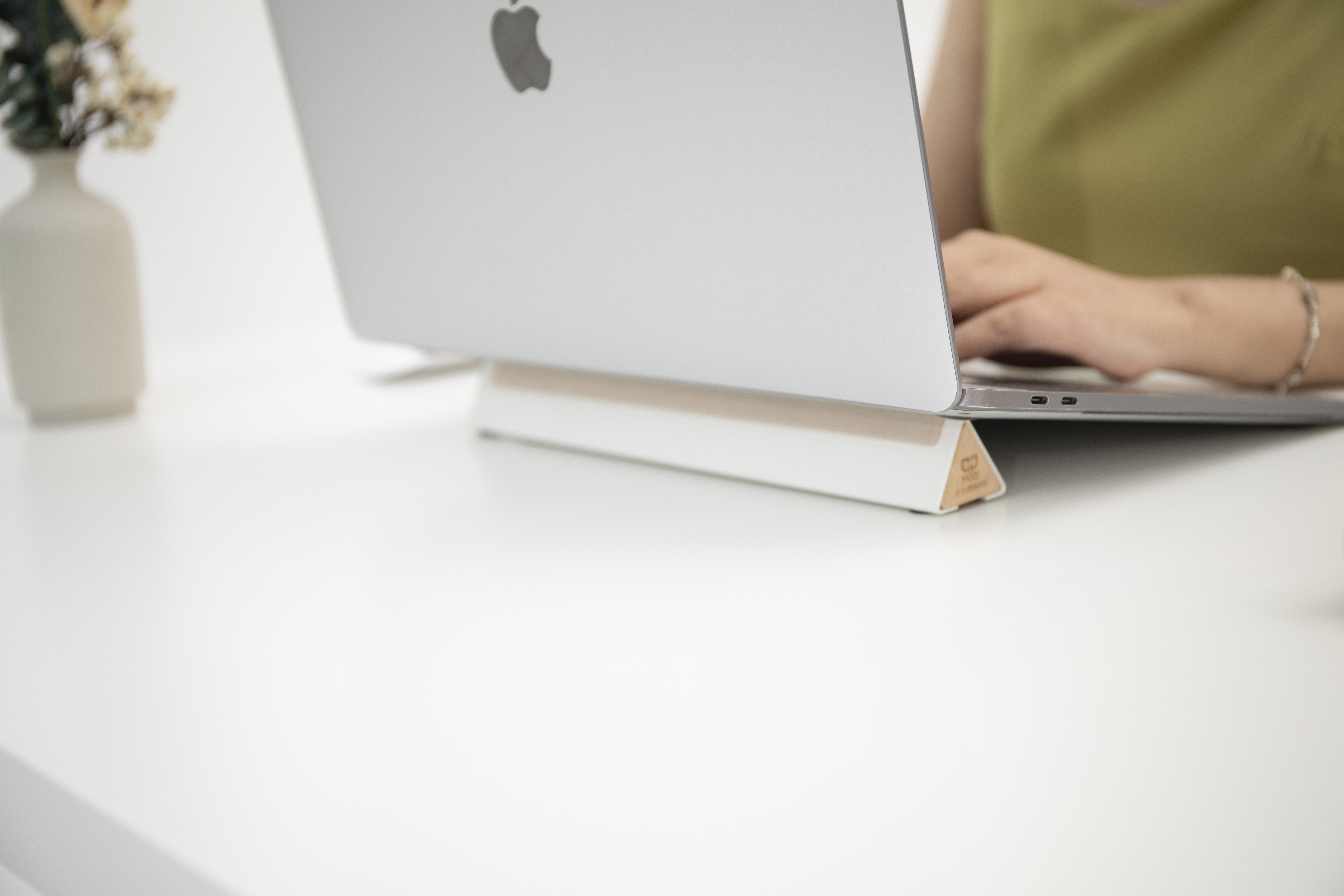 Office scene，Notebook cushion support，Desktop storage，3C digital accessories，Office scene，Notebook cushion support，Desktop storage，3C digital accessories，