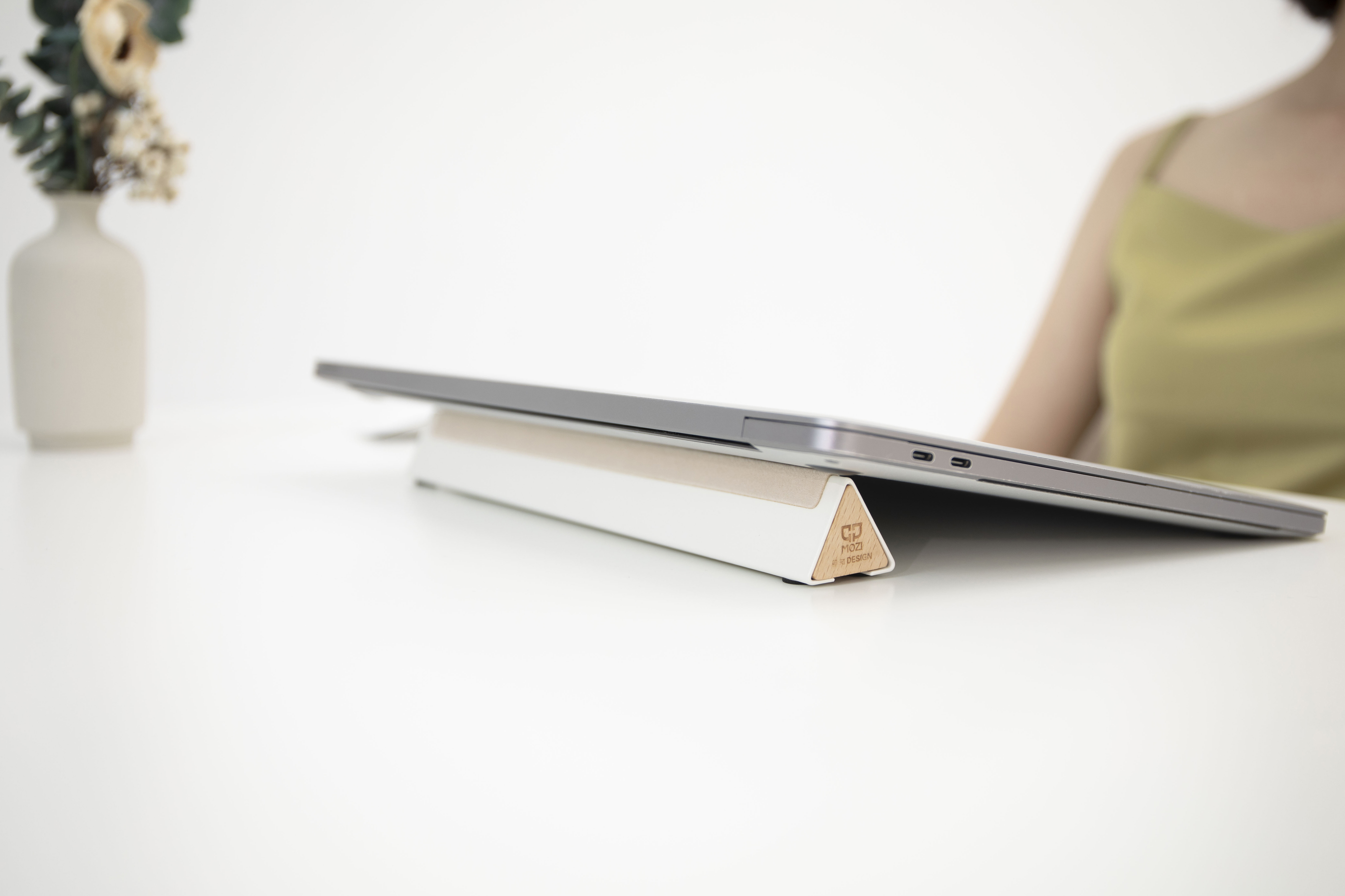 Office scene，Notebook cushion support，Desktop storage，3C digital accessories，Office scene，Notebook cushion support，Desktop storage，3C digital accessories，