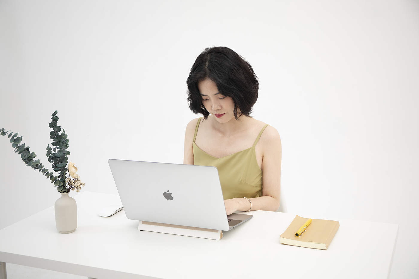 Office scene，Notebook cushion support，Desktop storage，3C digital accessories，Office scene，Notebook cushion support，Desktop storage，3C digital accessories，