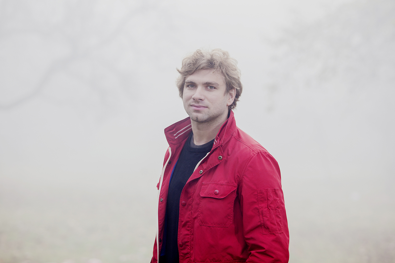 chair，Organic shape，Bright color，