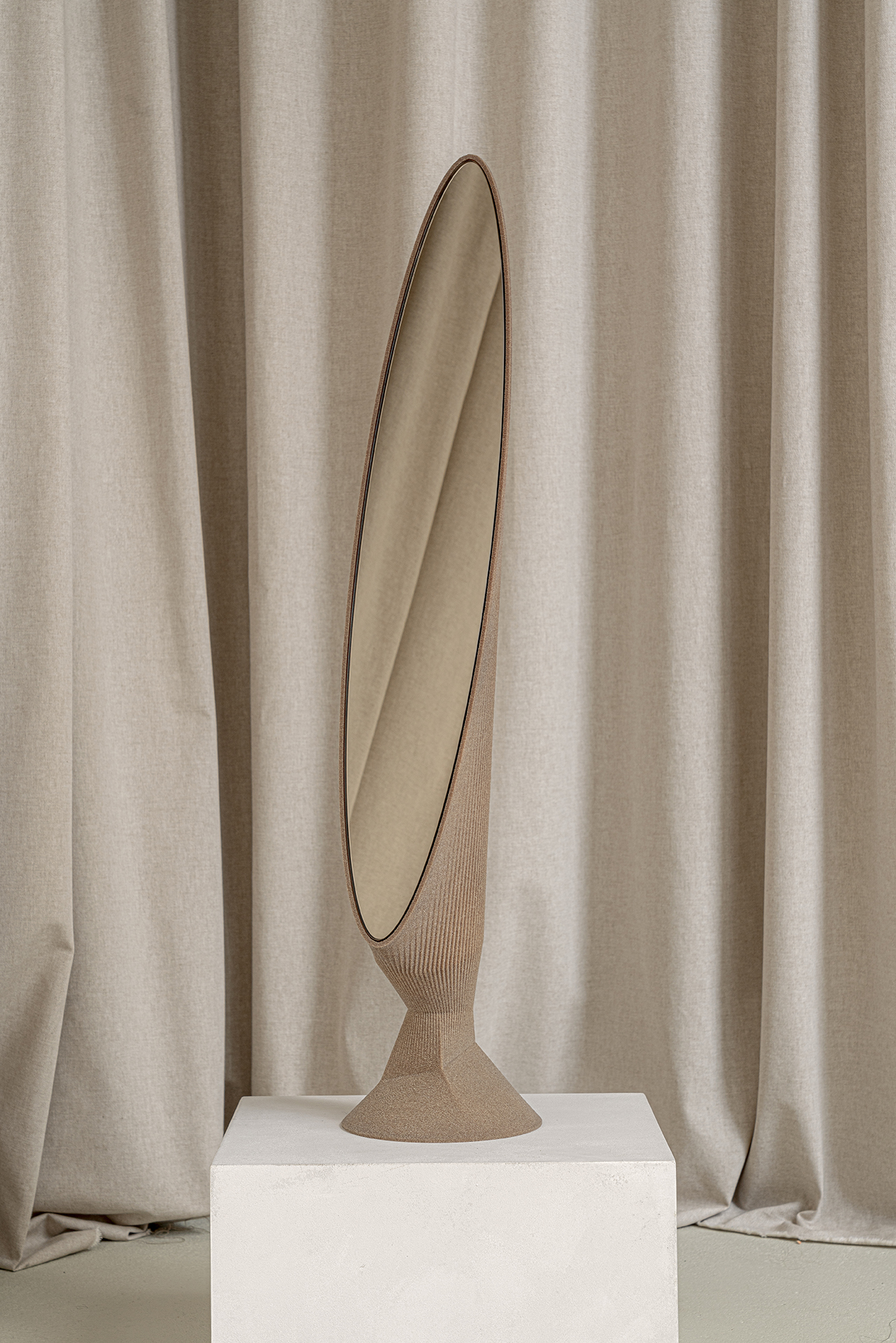 container，mirror，vase，