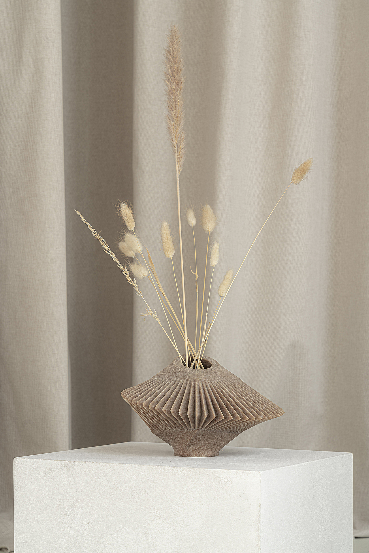 container，mirror，vase，