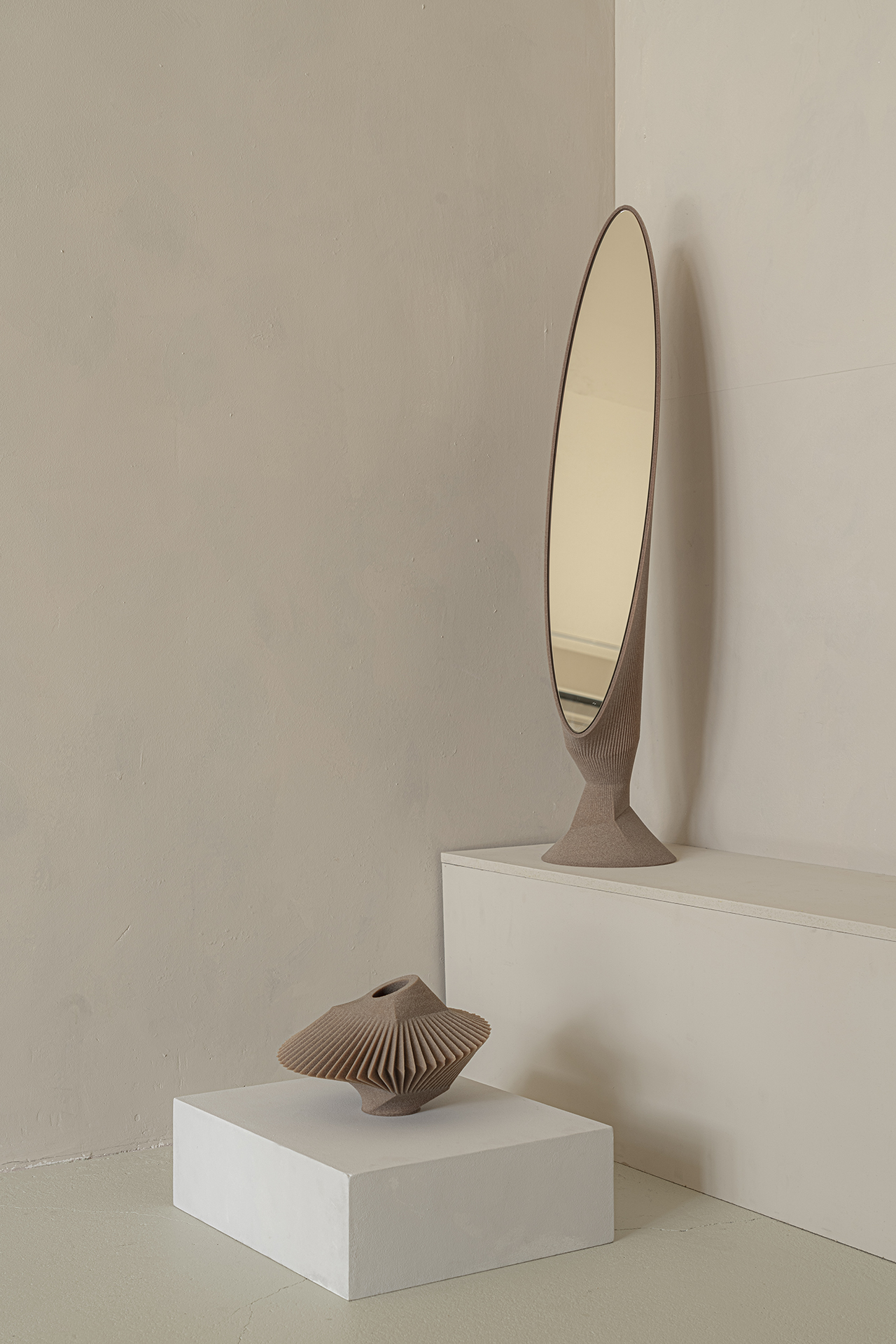 container，mirror，vase，