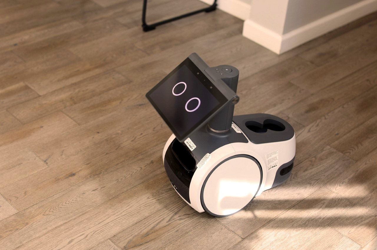 astro，Amazon，Household robot，Voice command，Automatic charging，safety system，Amazon，