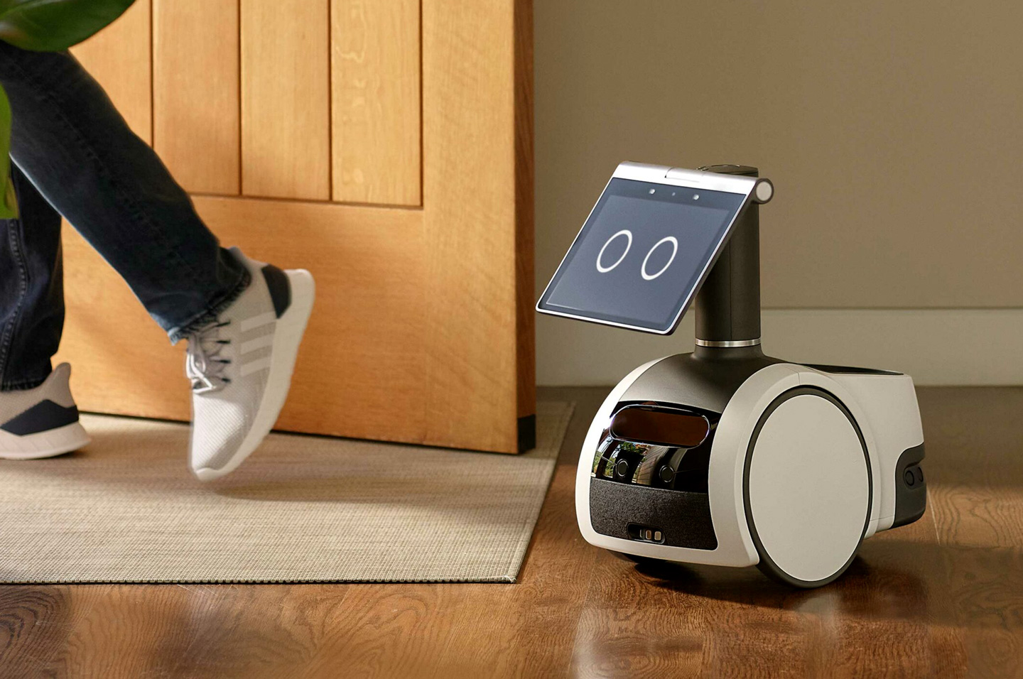 astro，Amazon，Household robot，Voice command，Automatic charging，safety system，Amazon，