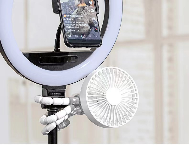 Tripod shaking fan，