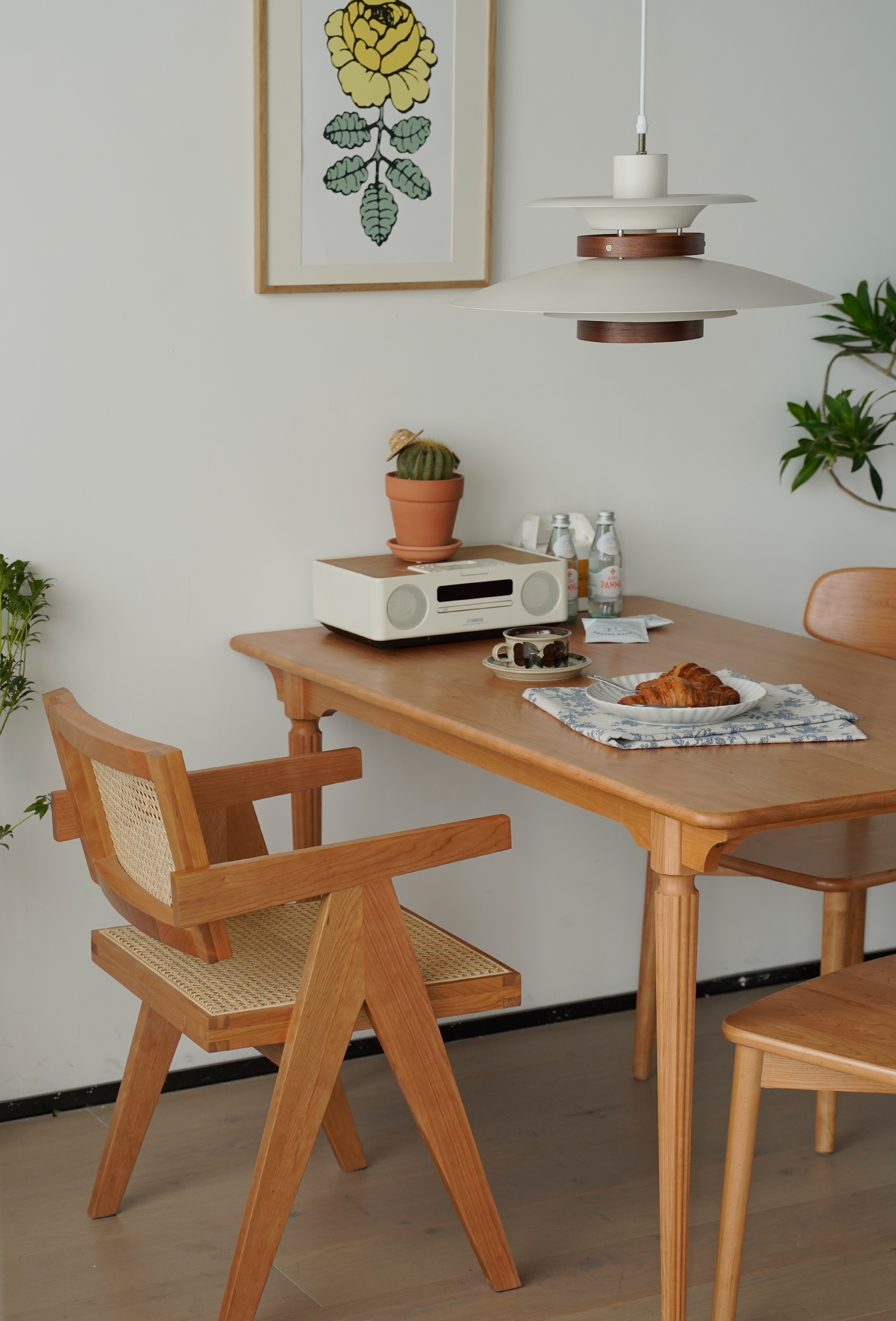 furniture，table，Solid wood furniture，a living room，Dining chair，