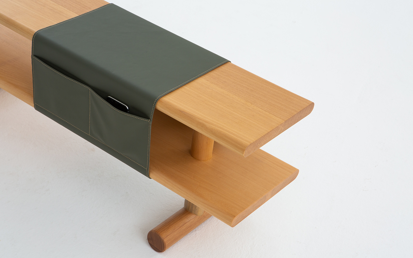 Leatherwear，woodiness，Minimalism，