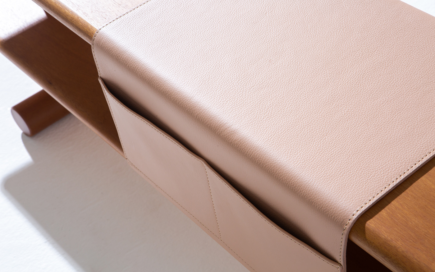 Leatherwear，woodiness，Minimalism，