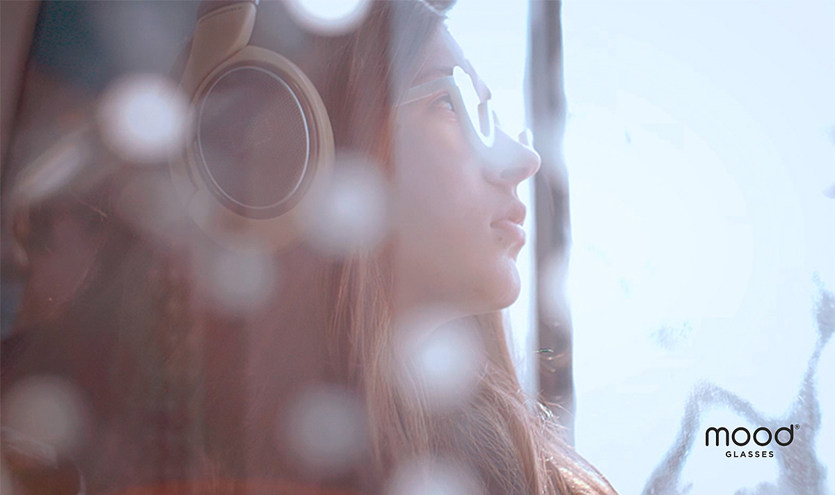 music，Sunglasses，half-conscious，mood，