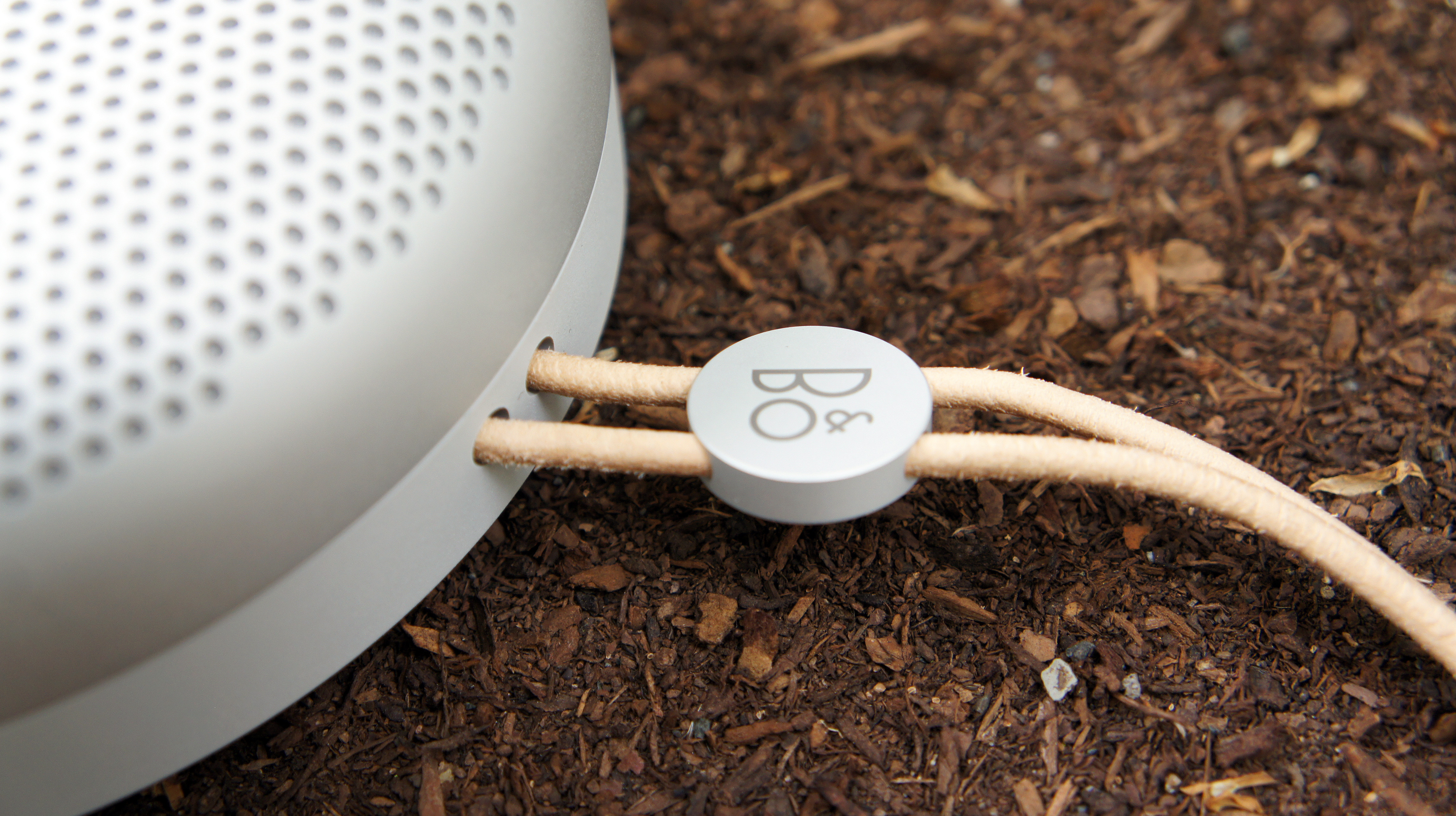 Bluetooth，loudspeaker box，BeoPlay A1，intelligence，Built-in microphone ，