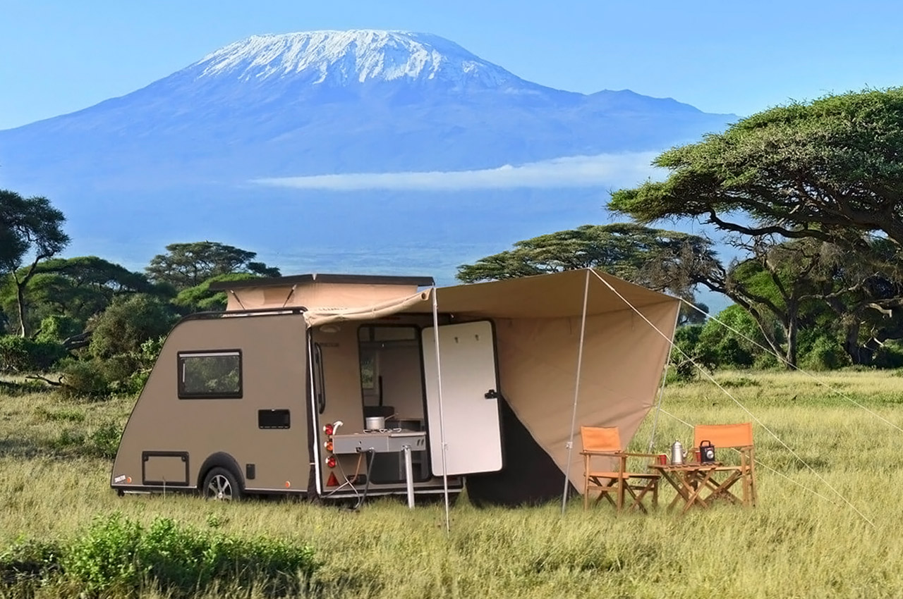 nomadic people，outdoors，vehicle，Touring car，