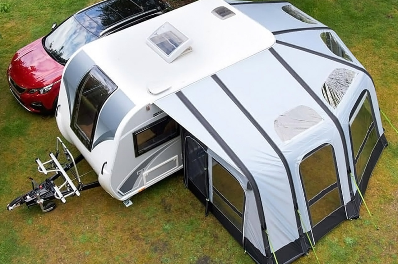 nomadic people，outdoors，vehicle，Touring car，